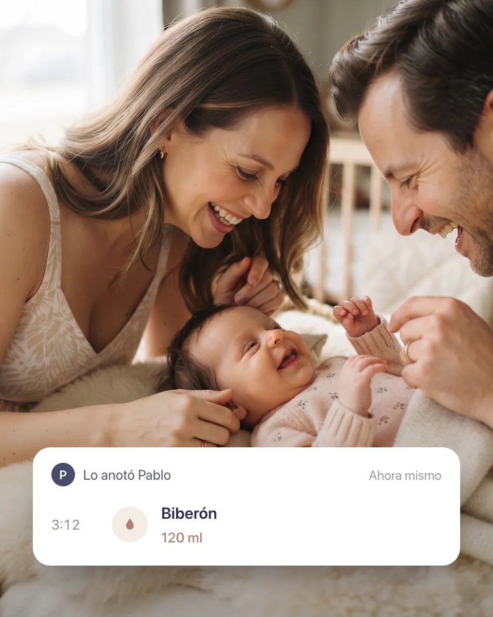 Una madre y un padre sonríen a su bebé, con el aviso «Lo anotó Pablo: biberón, 120 ml».