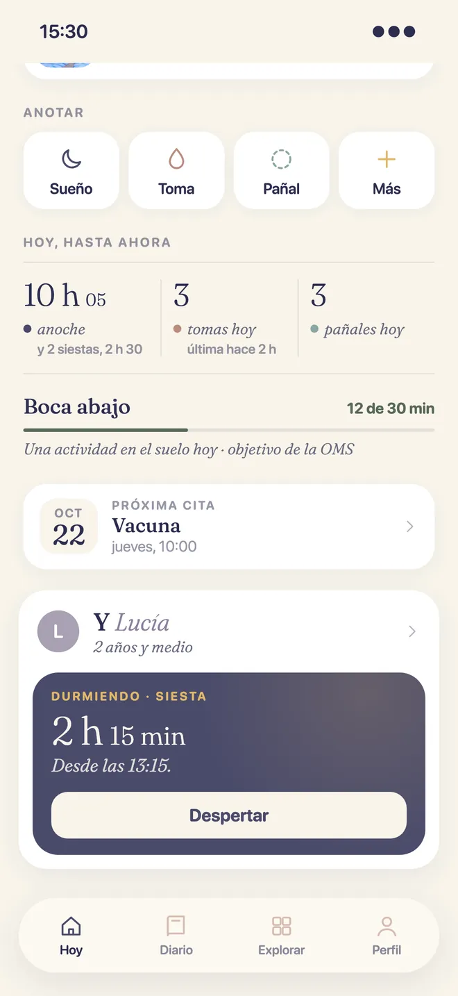 El día de Mateo y, debajo, el de su hermana mayor, Lucía, que duerme la siesta.